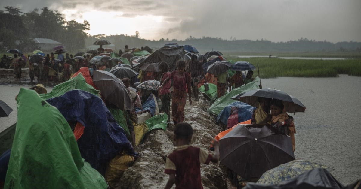 बङ्गालको खाडीमा शक्तिशाली चक्रवात, हजारौं मानिस सुरक्षित स्थलतर्फ भागे